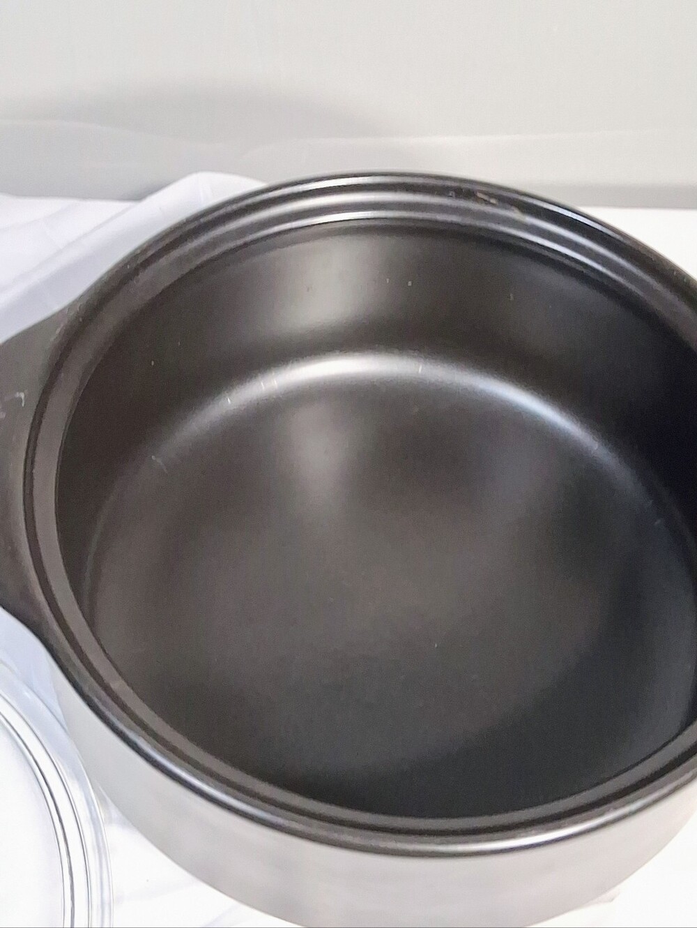 Pampered Chef 4qt. Rockcrock Black Dutch Oven with Matching Glass Lid 7.5 Lbs. - Picture 5 of 10